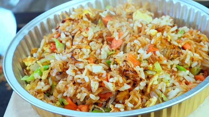 Mie instan yang digoreng dengan nasi seharga kurang dari 40 benar-benar enak