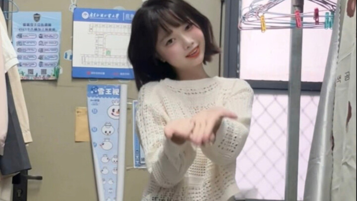 Thiên thần~ Tôi chỉ dám nhảy lén khi bạn cùng phòng không có ở đó thôi