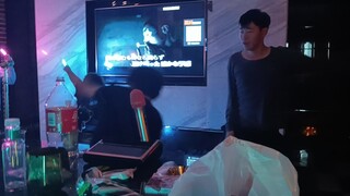 Pelayan KTV: Coba saya lihat apa yang dilakukan orang-orang dua dimensi ini. Pelayan: 6