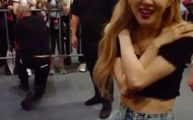 Video đầy đủ về cô nàng triệu view khen ROSE eo thon, mặt nhỏ đây rồi! Buổi gặp gỡ fan đầy đủ nhất! 