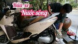 #124: Cận cảnh rửa xe tay ga bằng nước sông - Anh rửa xe vui tính