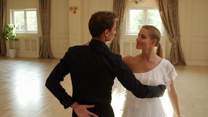 Tarian Pertama Pernikahan yang Indah dan Romantis - Twilight A Thousand Years