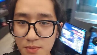 Thật sự là không có cô gái nào cả!!!