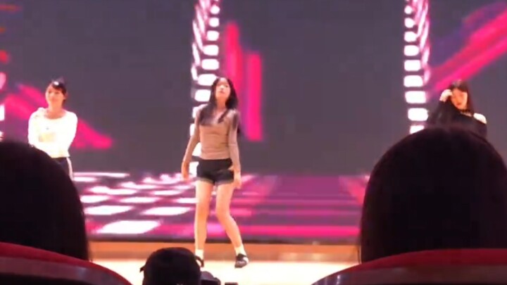 Liên khúc múa trong đêm tiệc chào mừng tân sinh viên, mỹ nữ như mây, thật đã mắt!