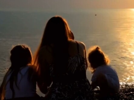 คิดถึงแม่ก็จับหูหน่อย