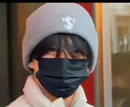 สภาพของเขาดูผิดปกติมาก ไม่เคยเห็นหยางหยางไว้หน้าม้ายาวจนปิดหน้าแบบนี้มาก่อน ตาบวมอีกต่างหาก แถมยังดู