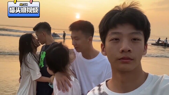 Adik ikut kakak pergi jalan-jalan, tapi selama perjalanan cuma disuguhi adegan romantis ala “menabur
