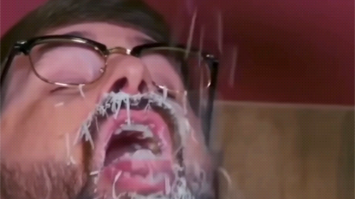 เมื่อพนักงานเสิร์ฟนำชีสมาให้คุณ