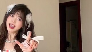 Siapa bilang orang yang berusia akhir 30-an tidak bisa tampil imut? Maaf sekali, ini sangat lucu!