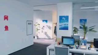Hari pertama di kantor,ia tak sengaja menuang air pada CEO, ia pikir dicela tapi herannya ia dimanja