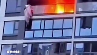 A fire broke out in a high-rise building, and the residents were forced to go out to the balcony and