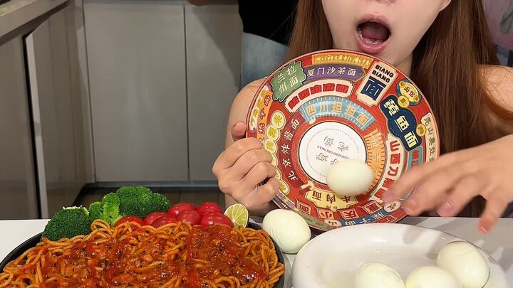 Kenapa lagi-lagi mau nyusahin aku? Kali ini ketahuan deh! Nanti bakal ngintip makan nih!