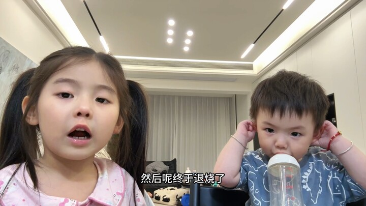 بدت الأخت الكبرى مُستعليةً ومُتَكَلِّفةً: "أخي الصغير لا يحب أحدًا سوى أنا."