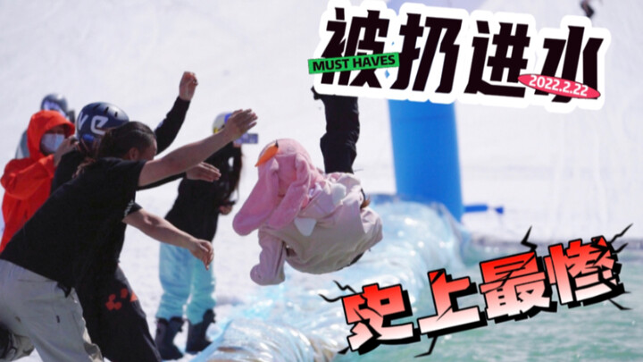 Blogger trượt tuyết khốn khổ nhất? Vì kỹ thuật quá đỉnh nên bị mọi người ném xuống nước??