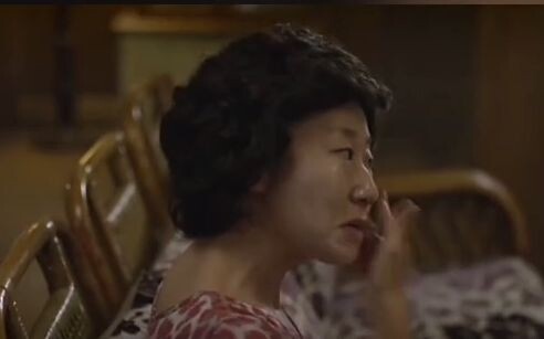 Perbedaan antara produk perawatan kulit yang digunakan oleh ibu Bora dan ibu Jungbong di Ssangmun-do