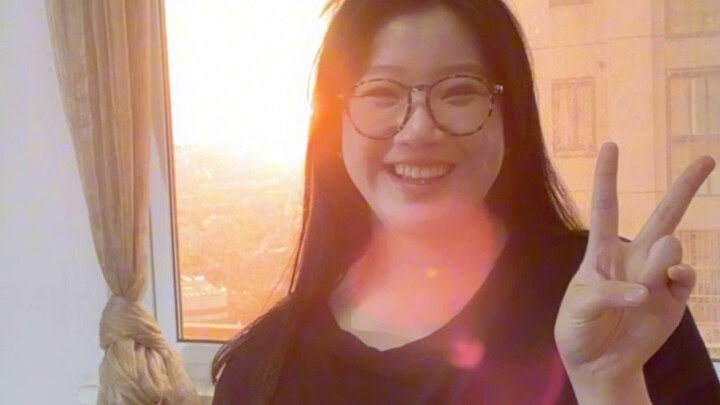 Tôi đang chia sẻ cảnh hoàng hôn, còn anh ấy đang ghi lại tôi.