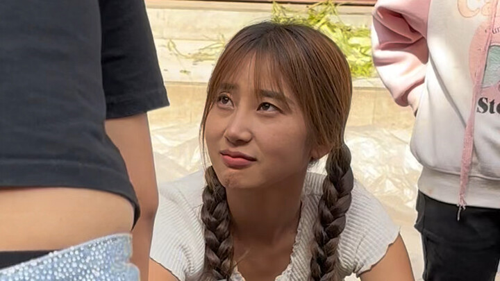 Đen thì là đen, trắng thì là trắng; giữa chốn尘 thế phù hoa này, hãy luôn nhắc nhở bản thân không quê