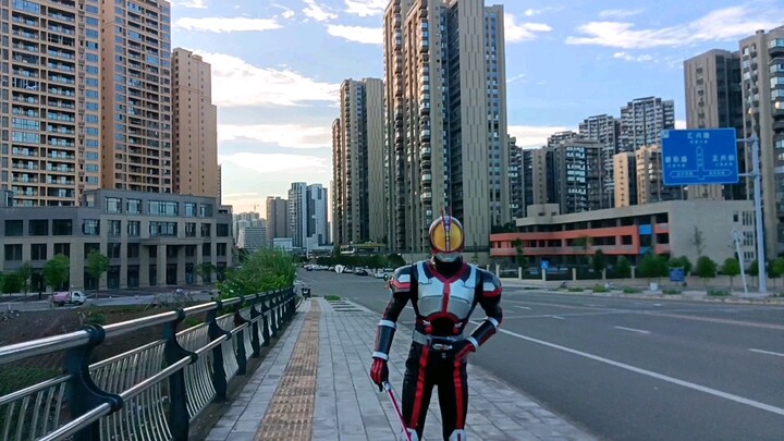 Đeo bao da Kamen Rider 555 trên đường, Shegyu Rider cũng đi siêu thị và đẩy xe hàng một cách thành t