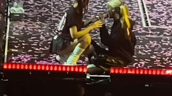 Là một cô gái siêu thích ném mic á hahaha.