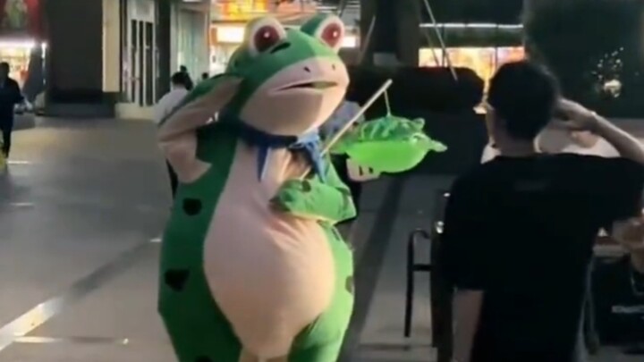 เมื่อเทพแห่งโลกโซเชียลมาเจอกับกบโซเชียล “เจอแล้วต้องทำตามธรรมเนียมกบ” สองจิตวิญญาณสุดฮาโคจรมาพบกันอี