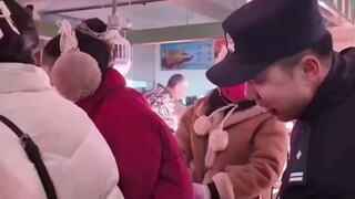 Police officer steals phones 👮‍♂️🤯