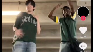 Tiktok hot spot - Black people play the meme of sunshine rainbow little white horse, and the dance i