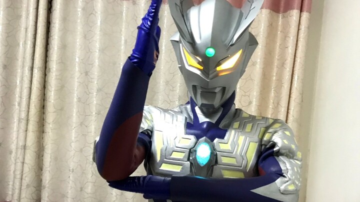 Bao da Ultraman Zero lần đầu đeo