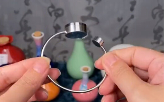 Gelang kawat. Gelang kawat yang mulai ditinggalkan sejak munculnya pisau gelang.