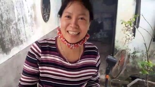 Ẩm thực Biển. Cá lăng nướng thơm ngon tuyệt vời. Bữa cơm gia đình rất đông vui