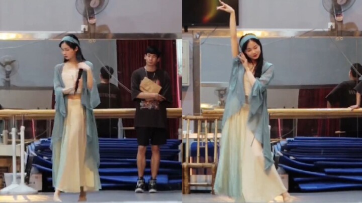 高校女生跳“白蛇传”，妩媚又铿锵，网友：蛇的感觉出来了