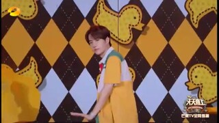 王一博与小黄鸭共舞 耶啵弟弟今晚超可爱！