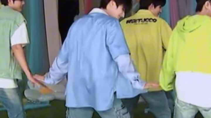 Sanbi danced again—can't wait! Twisting her hips!!