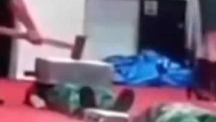 ยังทุบอยู่อีกนะ ทั้งคนข้ามสะพานไปหมดแล้ว