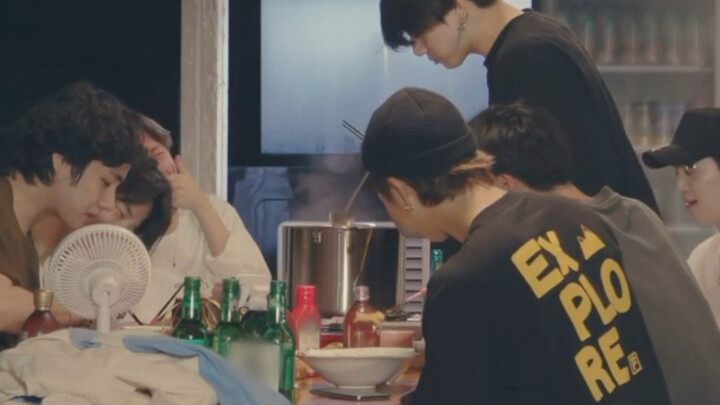 [รีมิกซ์]คิมนัมจุนกินเงียบ ๆ ขณะที่คนอื่นคุยกันอย่างมีความสุข|บีทีเอส