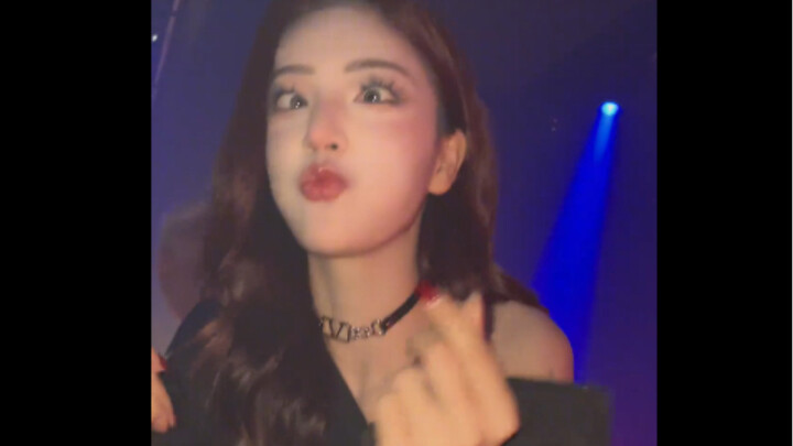 The DJ is getting smaller and smaller, the money-loving princess gesture dance, and the cross-eyed l