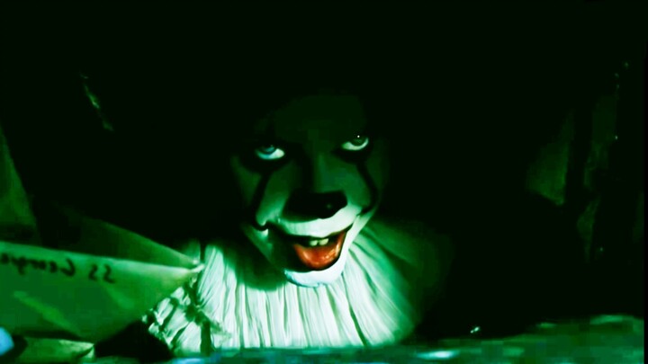 Sama-sama adegan masuknya Pennywise, tapi nuansanya berbeda!