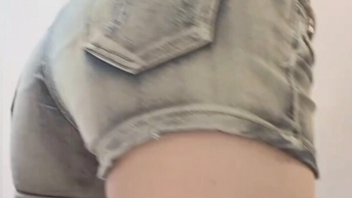 Celana Pendek Jeans Ketat #Tarian Seksi dan Menggoda