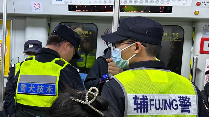 当特警带了只警犬上地铁……