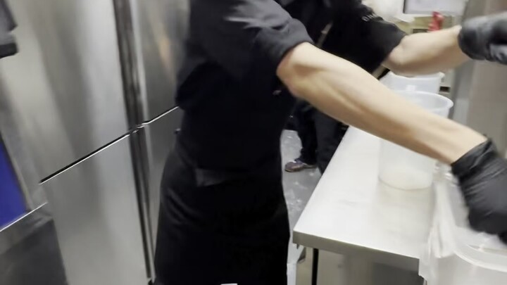 Hãy cùng xem niềm vui khi dọn dẹp máy làm đá tại cửa hàng trà sữa Bawang Chaji nào