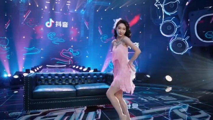 Tarian yang dibawakan Xuan Lu ini benar-benar indah sekali di hatiku