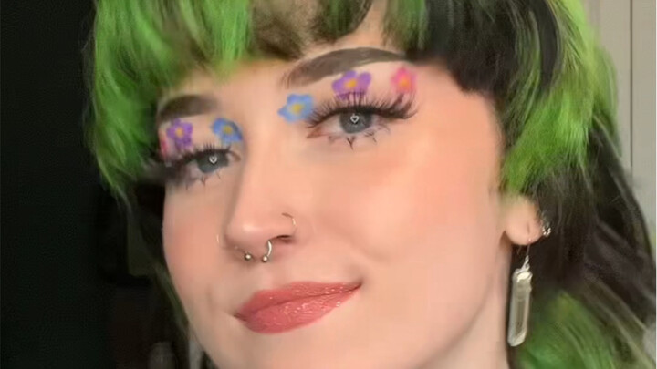 Trang điểm mắt hoa chỉ với tăm bông