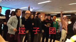 From this angle, you can see Daddy’s kind smile! Some people are slacking off, while others are enjo