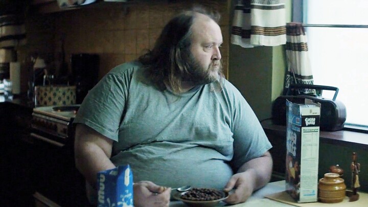 Di usia 40 tahun masih belum pernah menyentuh wanita—film seperti ini sebenarnya tidak menakutkan; y