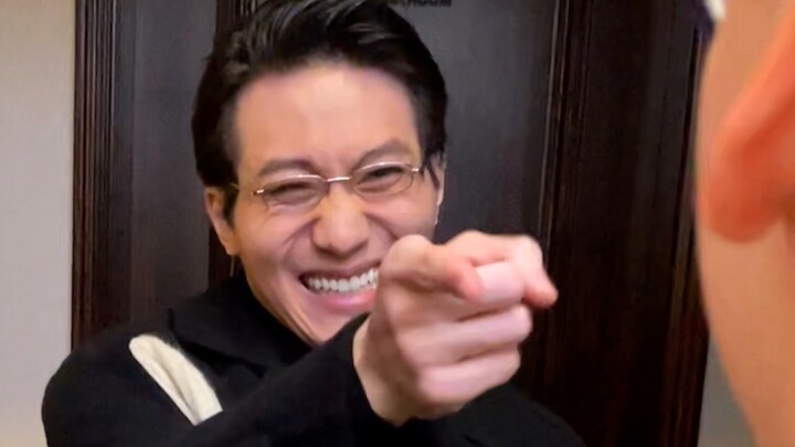 "Telingamu tajam sekali, kau pasti seekor anjing."