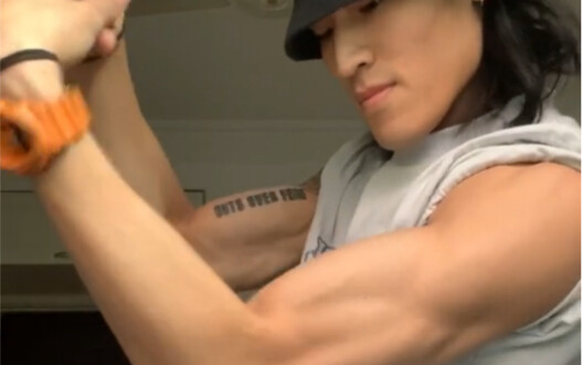 Arm pop application makes you use one hand hahaha