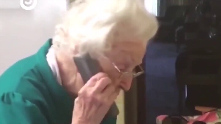 Người chị 105 tuổi "tức giận" sau khi nhận được những cuộc gọi quấy rối từ người chị 100 tuổi của mì