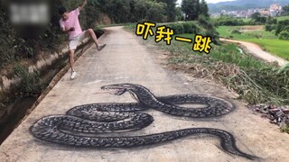 在马路上画一条大蛇，吓坏路人！