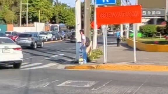 peatones. nunca se cruce pensando q el verde le dura toda la vida