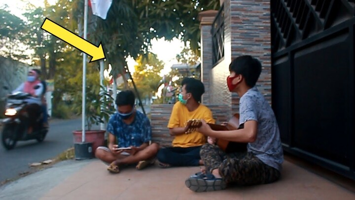 PRANK JADI TONTONAN ORANG LEWAT! PRANK INDONESIA!