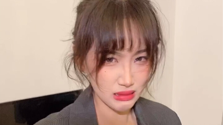 Nhìn cô ấy lo lắng quá...